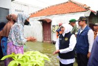 Khofifah Indar Parawansa Gubernur terpilih didampingi Bupati Lamongan Yuhronur Efendi saat mengujungi warga yang terdampak banjir (hms)