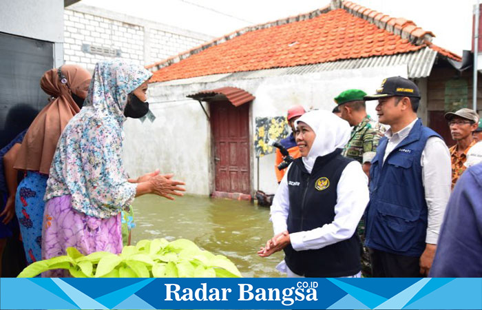 Khofifah Indar Parawansa Gubernur terpilih didampingi Bupati Lamongan Yuhronur Efendi saat mengujungi warga yang terdampak banjir (hms)