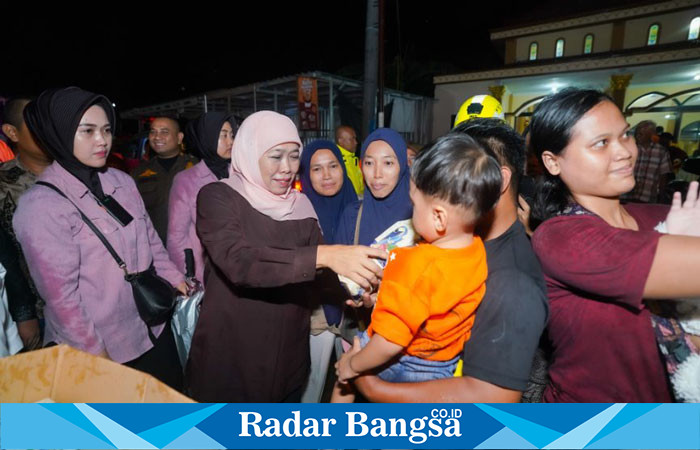 Khofifah Terjun Langsung Bantu Korban Banjir di  Mojokerto,  Bagikan Nasi Bungkus dan Perlengkapan Darurat