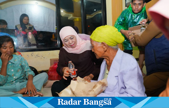 Calon Gubernur Jawa Timur, Khofifah Indar Parawansa, turun langsung memberikan bantuan kepada warga terdampak banjir (hms)