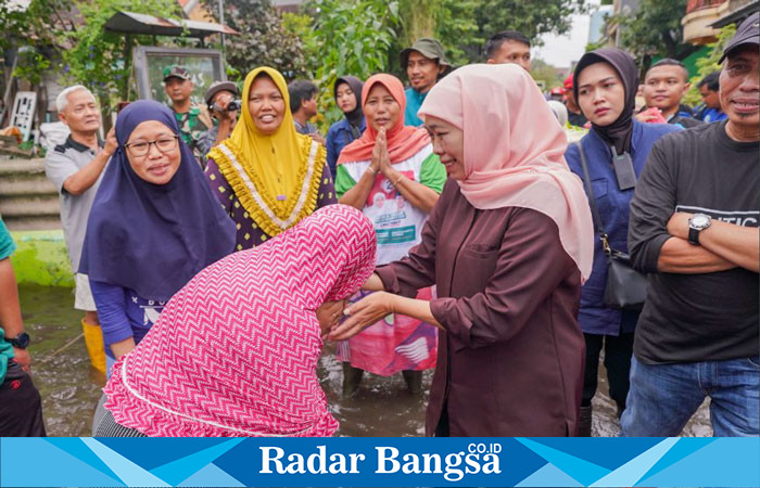 Calon Gubernur Jawa Timur Terpilih, Khofifah Indar Parawansa, peninjauan langsung ke kawasan terdampak banjir di Dusun  Krajan, Desa Waru (hms)