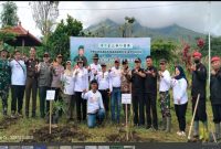 Foto : Peserta penanaman pohon di Jalibar Desa Oro Oro Ombo Kecamatan Batu Kota Batu Jatim. (Dok Heru Is)