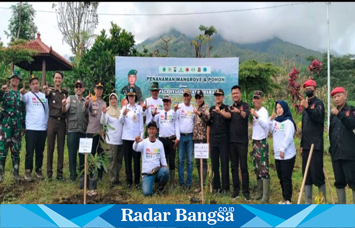 Foto : Peserta penanaman pohon di Jalibar Desa Oro Oro Ombo Kecamatan Batu Kota Batu Jatim. (Dok Heru Is)