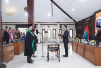 Bupati Lamongan, Yuhronur Efendi, melantik Nur Rahmawati sebagai Direktur Utama BPR BDL untuk periode 2024-2029 di Pendopo Lokatantra (IST)