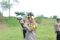 Kapolres Lamongan, AKBP Bobby Adimas Condro Putra, SH, S.I.K, M.Si, saat mengikuti latihan menembak  di Lapangan Tembak Kodim 0812, Desa Jotosanur, Kecamatan Tikung, Kabupaten Lamongan (IST) 