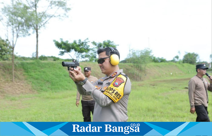 Kapolres Lamongan, AKBP Bobby Adimas Condro Putra, SH, S.I.K, M.Si, saat mengikuti latihan menembak  di Lapangan Tembak Kodim 0812, Desa Jotosanur, Kecamatan Tikung, Kabupaten Lamongan (IST) 