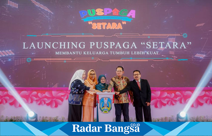 Pj. Gubernur Jawa Timur Adhy Karyono menghadiri peringatan Hari Ibu ke-96 yang mengusung tema “Perempuan Berdaya, Perempuan Menyapa Menuju Indonesia Emas 2045” di Dyandra Convention Center Surabaya, Kamis (19/12) (hms)