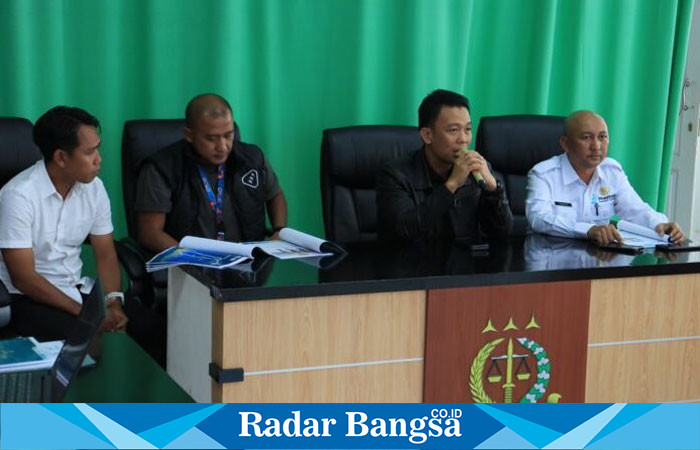 Kajari Lamongan, Rizal Edison bersama Kadispora Lamongan, Erwin Sulistya Pambudi dan pihak terkait saat rapat koordinasi