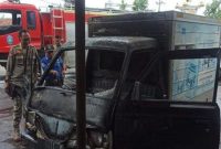 Mobil box yang mengangkut barang perawatan bayi terbakar di perempatan Tonatan (IST)