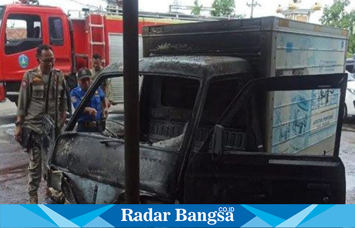 Mobil box yang mengangkut barang perawatan bayi terbakar di perempatan Tonatan (IST)