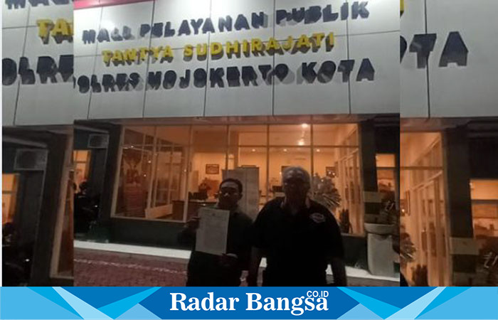 Sumindar didampingi Kuasa Hukumnya, Jan Labobar (kanan) seusai melapor ke SPKT Polres Mojokerto Kota, Jumat (13/12/2024) malam (Foto : Dok Pribadi Jan Labobar)