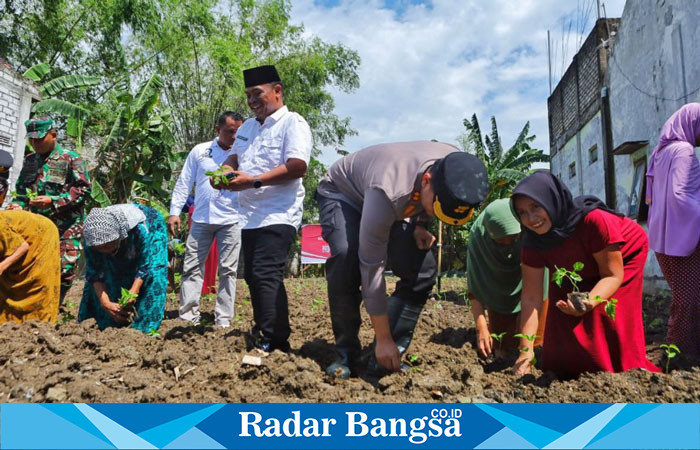 Kapolres Lamongan AKBP Bobby A. Condroputra, S.H., S.I.K., M.Si., melaksanakan kegiatan P2B di Desa Warukulon, Kecamatan Pucuk (ist)