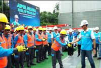 Direktur Utama PLN, Darmawan Prasodjo (kanan) memberikan apresiasi dan semangat kepada para petugas PLN yang bersiaga mengamankan kelistrikan untuk Natal dan Tahun Baru 2025 (ist)