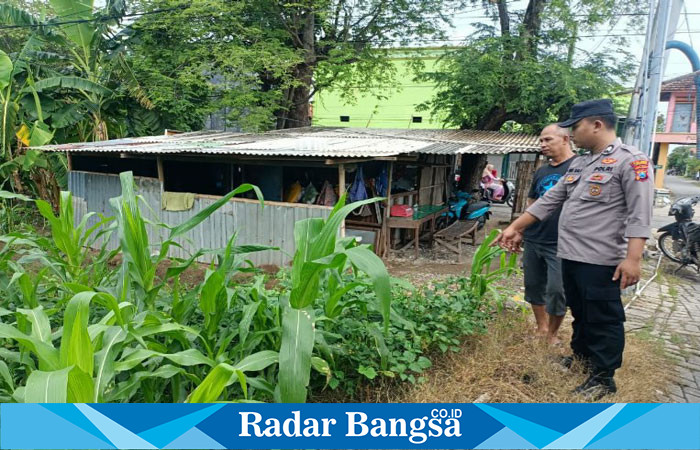 Anggota jaga Polsek Tikung melaksanakan patroli di Dusun Made, Desa Botoputih