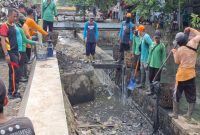 Tumpukan Sampah di Sungai Aji Kaliwungu  Selatan Mulai Dibersihkan tim gabungan.( Radar Bangsa.co.id/Rob).