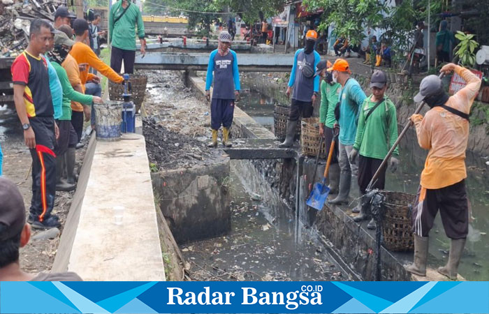 Tumpukan Sampah di Sungai Aji Kaliwungu  Selatan Mulai Dibersihkan tim gabungan.( Radar Bangsa.co.id/Rob).