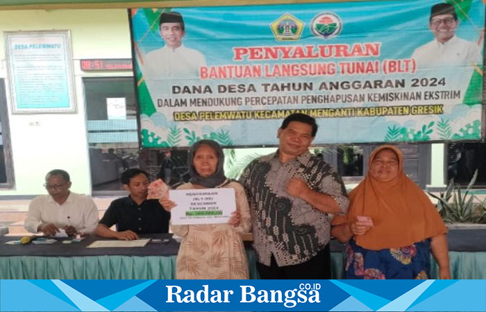 Kepala Desa Pelemwatu Sukayin secara simbolis menyerahkan bantuan langsung tunai kepada Keluarga Penerima Manfaat bertempat di pendopo Balai Desa (IST)