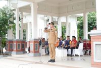 Bupati Lamongan, Yuhronur Efendi, saat memimpin apel kesiapsiagaan bencana hidrometeorologi di Alun-Alun Lamongan (ist)