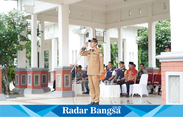 Bupati Lamongan, Yuhronur Efendi, saat memimpin apel kesiapsiagaan bencana hidrometeorologi di Alun-Alun Lamongan (ist)