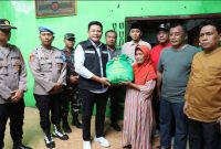 PLt Bupati H Subandi menberikan bantuan serta akan merenovasi rumah ibu Mariyati di desa sumorame. Candi, Minggu (15/12) (ist)