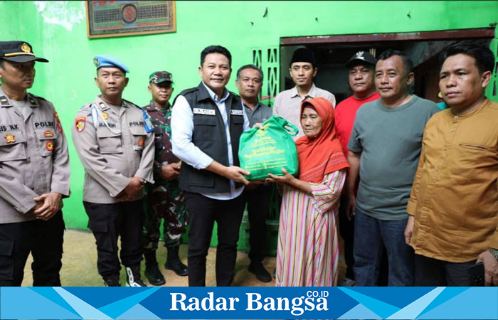 PLt Bupati H Subandi menberikan bantuan serta akan merenovasi rumah ibu Mariyati di desa sumorame. Candi, Minggu (15/12) (ist)