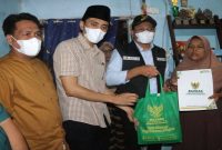 PLT bupati sidoarjo H Subandi memberikan bantuan pada keluarga penderita tumor otak ,DiDesa Sidokerto,Minggu (15/12) (ist)