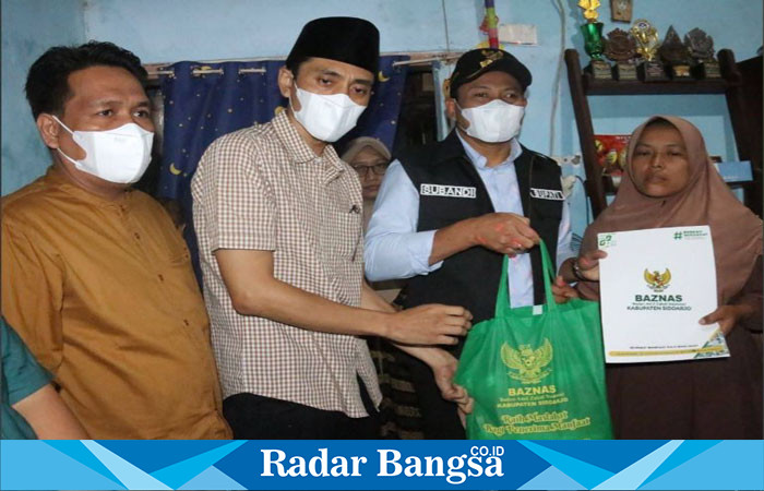 PLT bupati sidoarjo H Subandi memberikan bantuan pada keluarga penderita tumor otak ,DiDesa Sidokerto,Minggu (15/12) (ist)