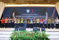 Foto bersama di acara Prosesi penyerahan puncak malam Apresiasi Kinerja Pemerintah Daerah tahun 2024 di Jakarta (ist)