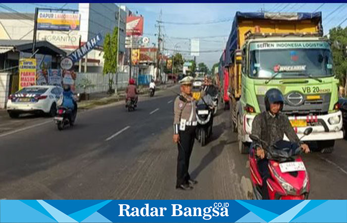 Anggota Satlantas Polres Lamngan saat mengatur lalin di jalan Nasional (ist)