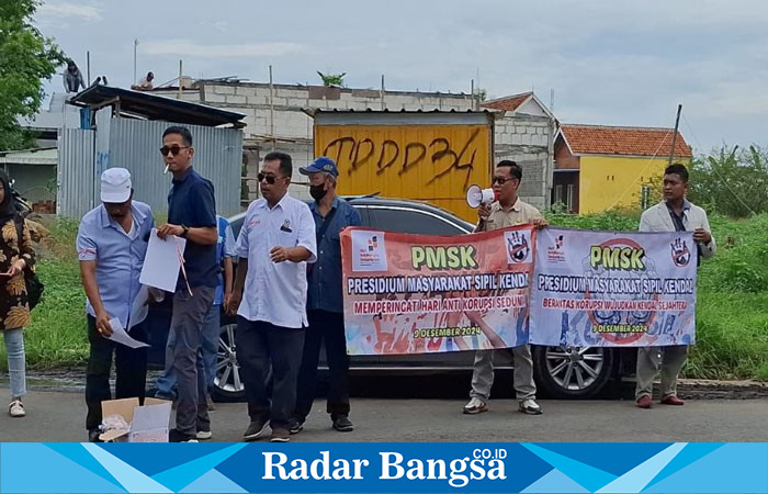 Aktifis PMSK berorasi dan membagikan bingkisan, kepada pengendara, di Persimpangan Jalan RSS Kendal.(RadarBangsa.co.id/Rob)