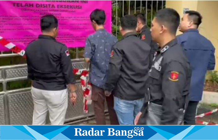 Proses penyegelan dan eksekusi dilakukan oleh Tim Jaksa Eksekutor Kejari Lamongan di kediaman Lanawati, istri terpidana Jonatan Dunan (JD), yang terletak di Menur Pumpungan, Surabaya (IST)