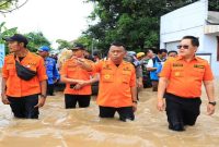 Pj. Gubernur Jawa Timur, Adhy Karyono, meninjau langsung lokasi bencana banjir di Kelurahan Kepatihan, Kecamatan Ponorogo (IST)