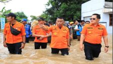 Pj. Gubernur Jawa Timur, Adhy Karyono, meninjau langsung lokasi bencana banjir di Kelurahan Kepatihan, Kecamatan Ponorogo (IST)