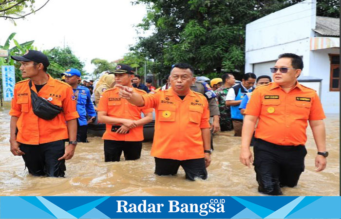 Pj. Gubernur Jawa Timur, Adhy Karyono, meninjau langsung lokasi bencana banjir di Kelurahan Kepatihan, Kecamatan Ponorogo (IST)