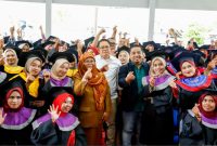 Pj  Gubernur Jawa Timur, Adhy Karyono, hadir dalam acara wisuda Sekolah Orang Tua Hebat di Kantor Kecamatan Kapongan, Kabupaten Situbondo (hms)