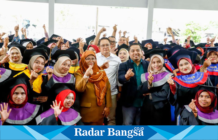 Pj  Gubernur Jawa Timur, Adhy Karyono, hadir dalam acara wisuda Sekolah Orang Tua Hebat di Kantor Kecamatan Kapongan, Kabupaten Situbondo (hms)