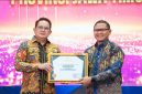 Pj. Gubernur Jawa Timur, Adhy Karyono, menyerahkan penghargaan Penganugerahan INOTEK Award Tahun 2024 di Hotel Mercure Grand Mirama Surabaya (hms)