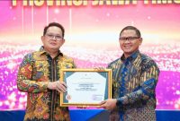 Pj. Gubernur Jawa Timur, Adhy Karyono, menyerahkan penghargaan Penganugerahan INOTEK Award Tahun 2024 di Hotel Mercure Grand Mirama Surabaya (hms)