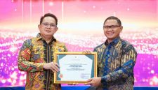 Pj. Gubernur Jawa Timur, Adhy Karyono, menyerahkan penghargaan Penganugerahan INOTEK Award Tahun 2024 di Hotel Mercure Grand Mirama Surabaya (hms)