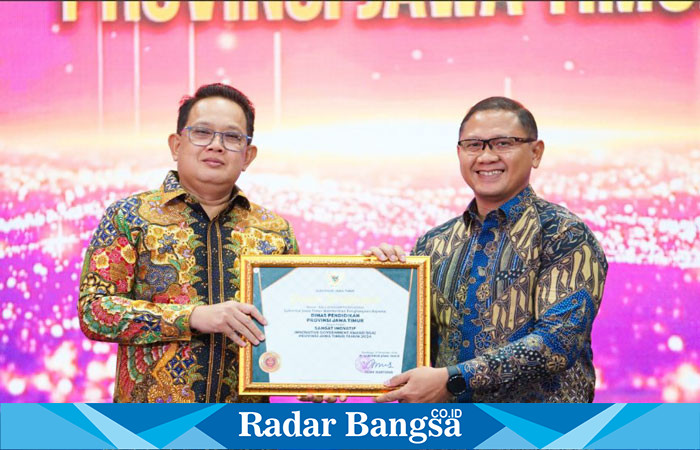 Pj. Gubernur Jawa Timur, Adhy Karyono, menyerahkan penghargaan Penganugerahan INOTEK Award Tahun 2024 di Hotel Mercure Grand Mirama Surabaya (hms)