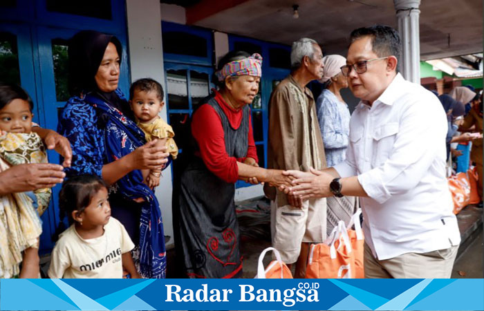 Pj. Gubernur Jawa Timur, Adhy Karyono, mengunjungi rumah duka korban  KLM Fajar Lorena Safari (hms)