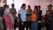 Plt. Bupati Sidoarjo H. Subandi mendatangi rumah Firia Setianingsih Desa Banjarkemantren Kecamatan Buduran Minggu pagi, (1/12). (IST)