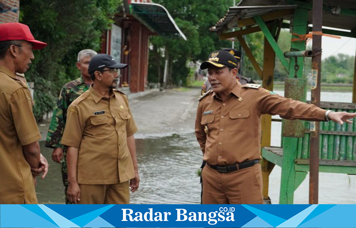 Plt. Bupati Sidoarjo, H. Subandi SH., M.Kn., melakukan sidak wilayah di Kabupaten Sidoarjo yang terkena banjir (ist)