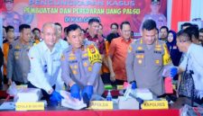 Kapolda Sulsel, Irjen Pol Yudhiawan Wibisono, Menunjukkan Barang Bukti Uang Palsu Hasil Pengungkapan di Kampus UIN Makassar (ist)