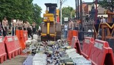 Ribuan botol miras dimusnahkan, di halaman Polres Kendal, sebagai Ketegasan bahaya Miras.(RadarBangsa.co.id/rob).