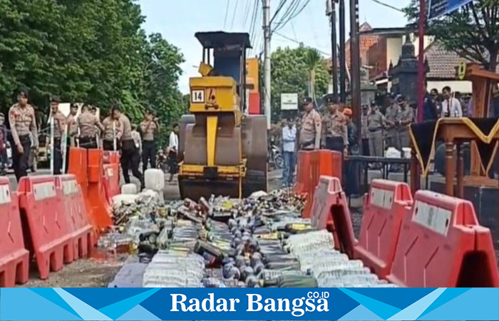 Ribuan botol miras dimusnahkan, di halaman Polres Kendal, sebagai Ketegasan bahaya Miras.(RadarBangsa.co.id/rob).