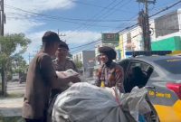 Anggota Polwan Cantik Polres Lamongan saat melaksanakan kegiatan  PADI AMAL pada Kamis pagi (19/12) (ist)
