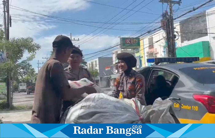 Anggota Polwan Cantik Polres Lamongan saat melaksanakan kegiatan  PADI AMAL pada Kamis pagi (19/12) (ist)