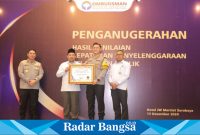 Ombudsman RI  saat menyerahkan penghargaan kepada Kapolres Lamongan, AKBP Bobby A. Condroputra, S.H., S.I.K., M.Si.,(IST)