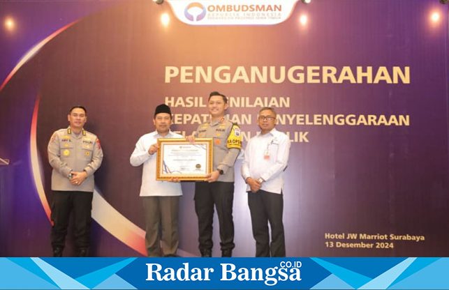 Ombudsman RI  saat menyerahkan penghargaan kepada Kapolres Lamongan, AKBP Bobby A. Condroputra, S.H., S.I.K., M.Si.,(IST)